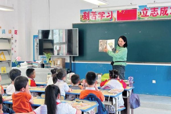 御龙优配 她给农村孩子讲故事