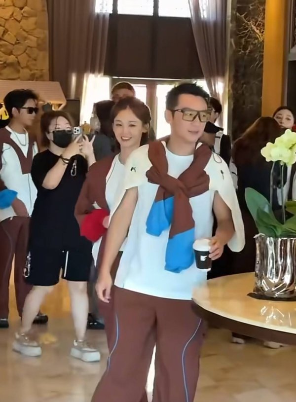 元宝枫资本 郑恺苗苗再合体录综艺，现场笑得甜有夫妻相，苗苗线下真人很少女