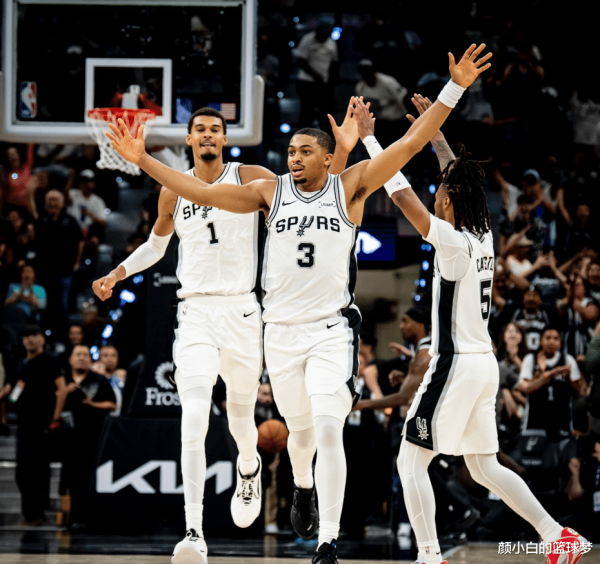 广州配资网 DPOY第一+MVP第二! 文班场均33+13+6帽 马刺三连胜复兴之光已现